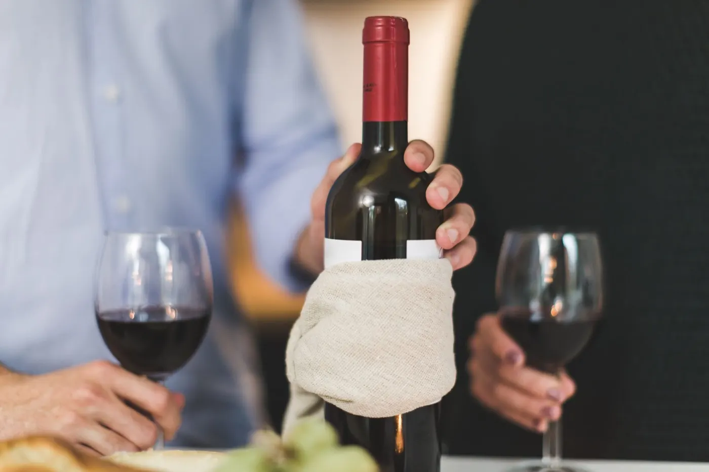 Calici di rosso a tavola